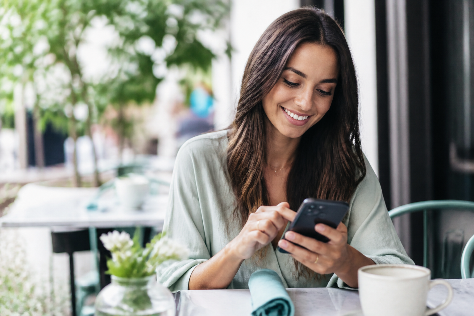Person replying to a secure message on a phone